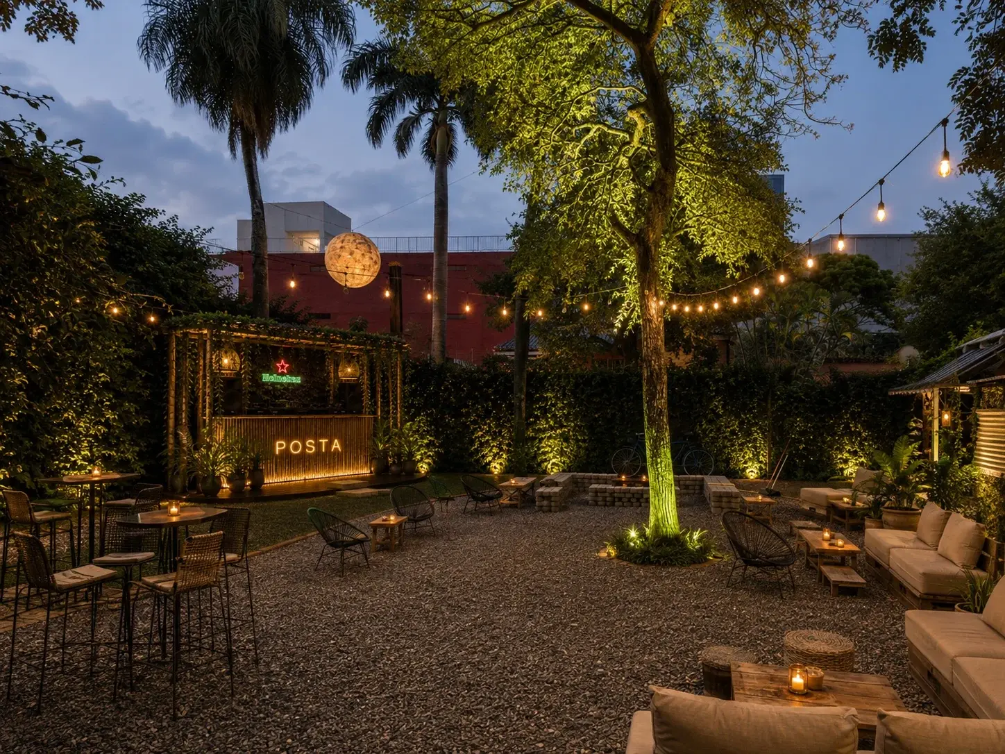 Jardín de POSTA con barra de bambú, guirnaldas y árbol iluminado